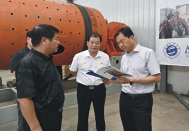 輝（huī）縣市委（wěi）書記劉軍偉蒞臨河南小黄鸭视频官网機電設備（bèi）有限公（gōng）司（sī）參觀永磁直驅（qū）球磨機生產