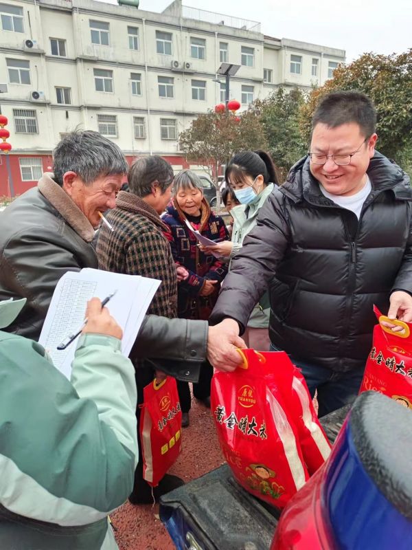 關愛（ài）老人，我們一直在行動（dòng），2023年農曆臘月二十，給西北流村的老人 發春節（jiē）福利