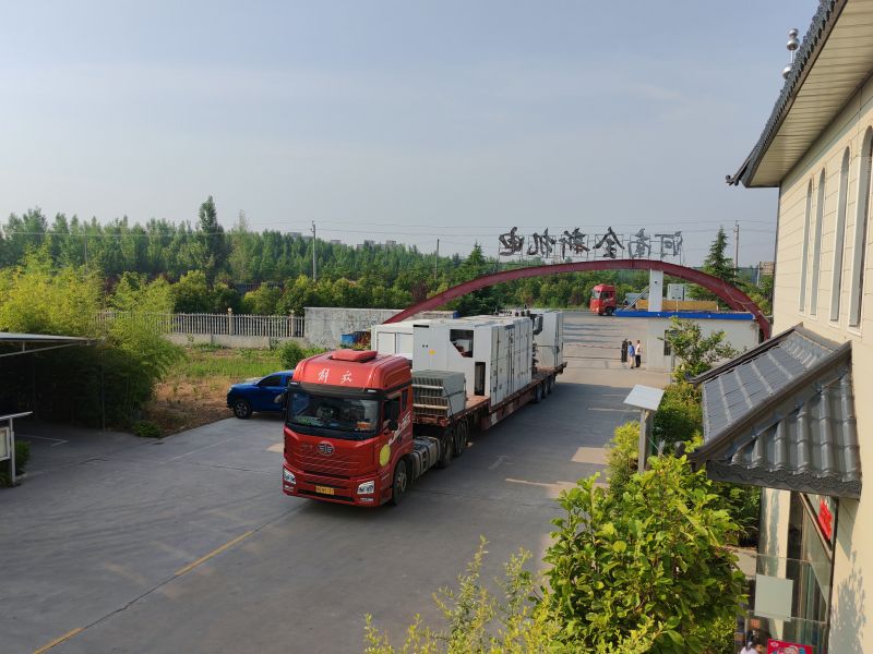 滿滿一車高（gāo）壓開關櫃和變壓器（qì）發貨（huò）